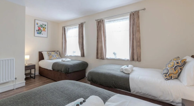 2-bed House - Sleeps 7 & Free Parking, Rezervați Casă de vacanță Barking Newham
