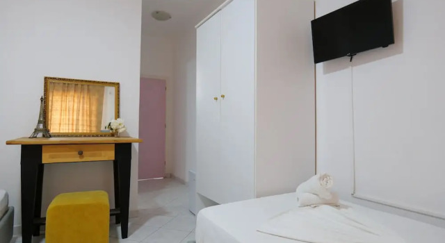Четырёхместный номер Standard с балконом The Eden Hotel