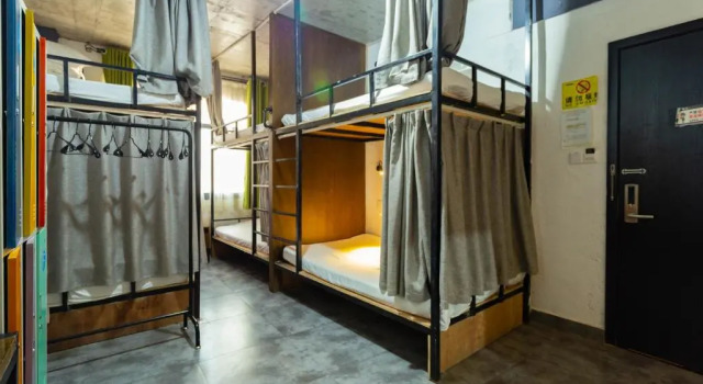 Кровать в общем номере (мужской номер) Comma Travel International Youth Hotel