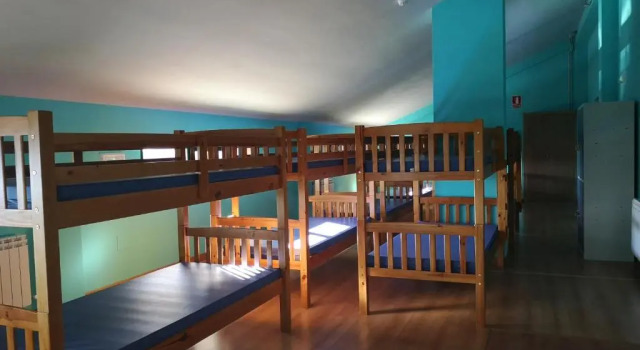 Кровать в общем номере Albergue Mirador del Angliru