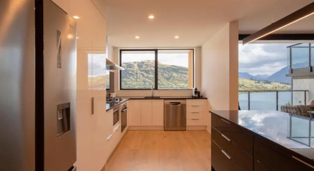 4 Bedroom Home with elevated views of Lake Wakatipu & The Remarkables, Забронировать Отель Kelvin Heights 