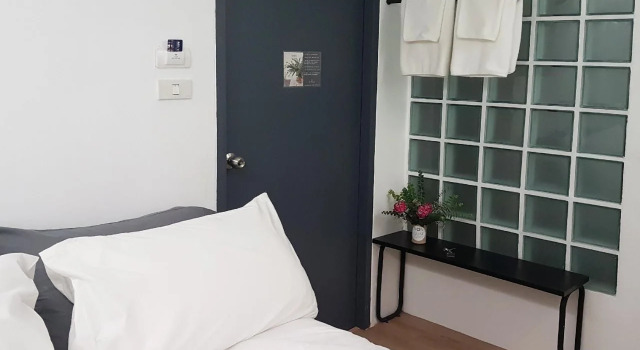 Non Num Poshtel