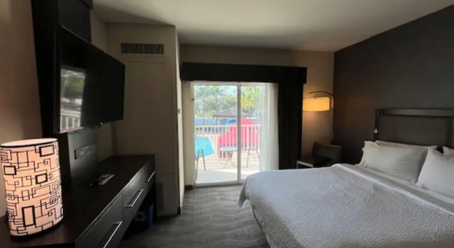 Четырёхместный номер Standard с балконом и с видом на бассейн Holiday Inn Express & Suites Naples Downtown - 5th Avenue by IHG