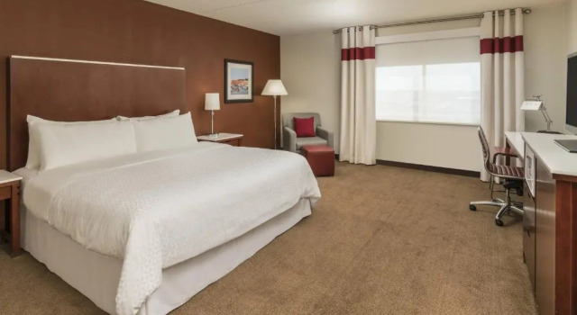 Двухместный номер Deluxe Four Points by Sheraton Boston Logan Airport Revere