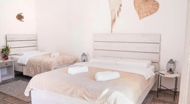 Waikiki Beach House, Забронировать Отель Тиват Округ Тиват, рядом с Пляж Вайкики