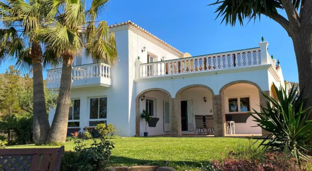 Апартаменты Amazing 4 bedroom Villa with private Pool and Garden