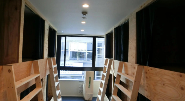 Кровать в общем номере Guesthouse Akicafe Inn