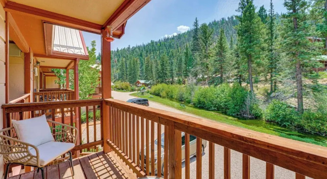 Апартаменты Bike, Hike & Ski: Creek-view Condo in Red River!