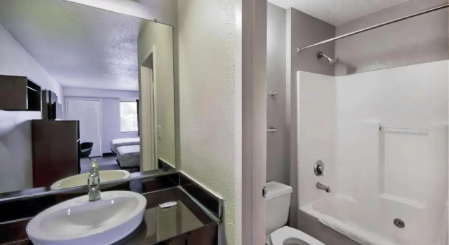 Четырёхместный номер Standard Motel 6-Warren, MI - Detroit East