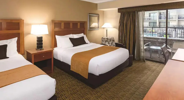 Четырёхместный номер Standard с видом на бассейн Wyndham Bloomington - Mall of America