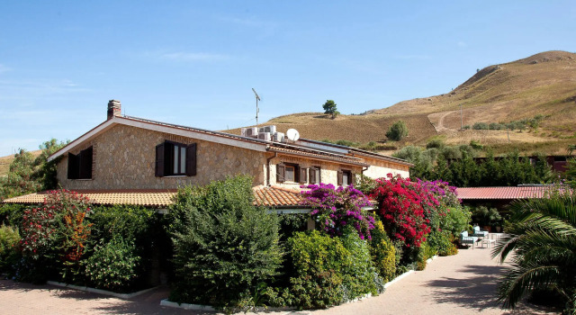 Villa in Alia with Pool & Olive Views, Réserver Villa Cottages à Alia, Cottage