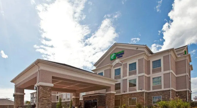 Кровать в общем номере Holiday Inn Express Hotel and Suites Ada by IHG
