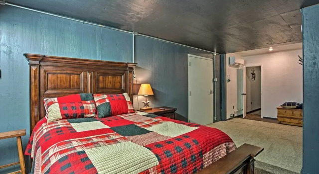 Charming Quitman Cabin < 2 Miles to Lake Fork, Book Hotel Hoteller i Quitman med parkering, Parkering