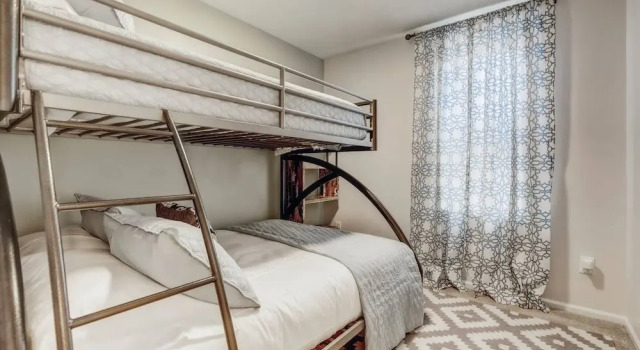 Amazing Retreat - Denver Treasure Sleeps 6, Забронировать Отель Денвер Колорадо, рядом с The Denver Central Market