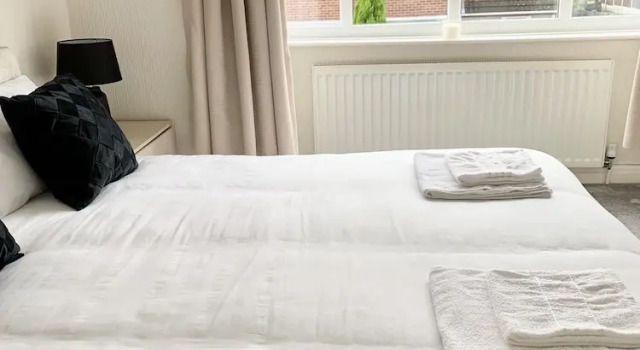 Immaculate 3-bed Travel Nest Unavailable, Prenota Hotel Droylsden Inghilterra