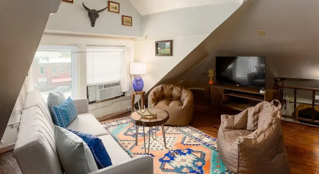 Center of Highlands! Spacious Bardstown loft!, Забронировать Отель Луисвилл Louisville Metropolitan Area, рядом с Парк Чероки
