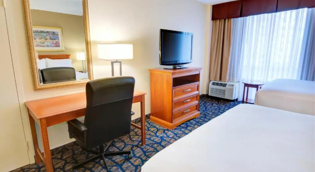 Четырёхместный номер Executive Holiday Inn Gainesville-University Center by IHG