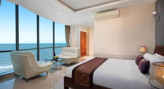 Люкс с видом на море Corvin Hotel