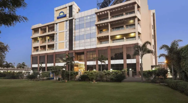 Двухместный номер Deluxe Days Hotel By Wyndham Neemrana