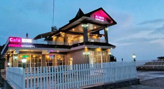 Alchemy Bistro and Inn, Dharamshala, Забронировать Отель Отели штата Химачал-Прадеш 4 звезды, 4*
