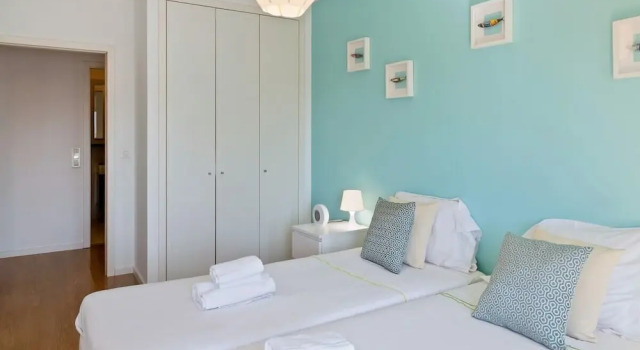 Stunning 2 Bed Apt, Sleeps 4 nr Entrecampos, Забронировать Отель Отели Лиссабона 3 звезды, рядом с Алвалади, 3*