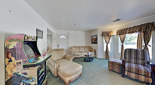 Corner Lot Gem W/ Hot Tub & Grill, Next To Shuttle 4 Bedroom Hotel Room