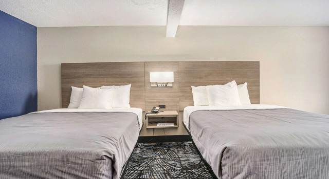 Четырёхместный номер Standard Rodeway Inn Grand Haven