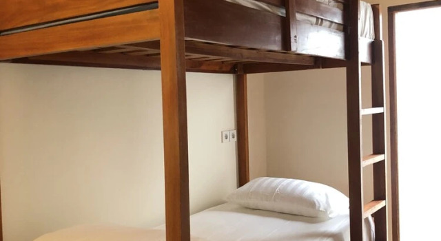Кровать в общем номере Roots Hotel Trawangan