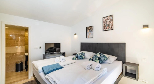 Amazing Home in Zadar with Outdoor Swimming Pool, Hot Tub & 2 Bedrooms, Забронировать Отель Отели Задар 3 звезды, рядом с Пляж Мали Милни, 3*
