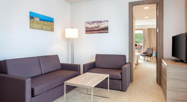 Двухместный люкс c 1 комнатой с балконом Hilton Garden Inn Tirana