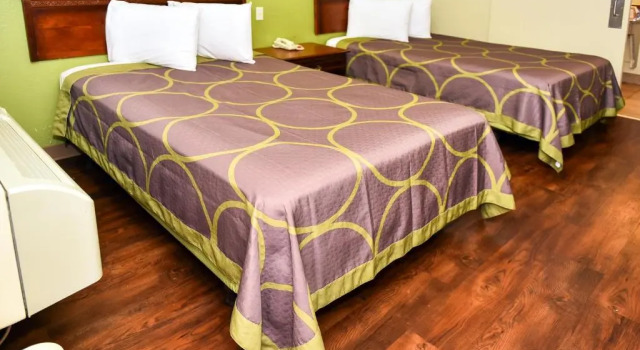 Четырёхместный номер Standard Masters Inn Tucker
