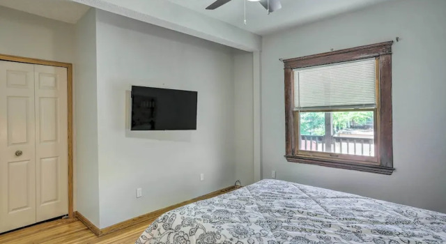 < 3 Mi to Dtwn: Cleveland Apt w/ Deck & Wet Bar, Забронировать Апартаменты/квартира Кливленд штат Огайо, рядом с Рынок West Side Market