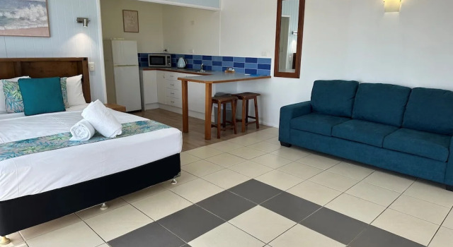 Студия с балконом и с видом на океан Cardwell Beachfront Motel