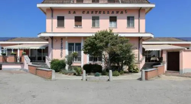 Locanda La Castellana, Book Hotel Castello d'Agogna Lombardy