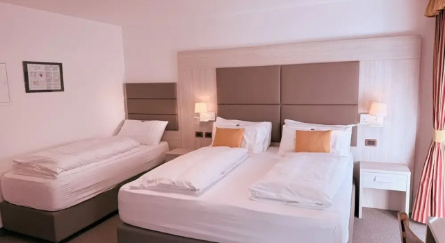 Трёхместный номер Standard с балконом Hotel Rosalpina