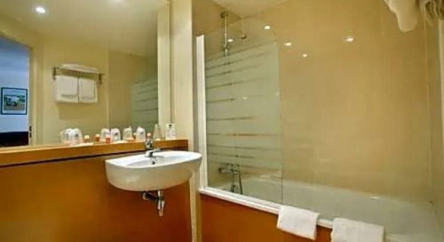 Трёхместный семейный номер Comfort Campanile PRIME - Caen Centre Gare