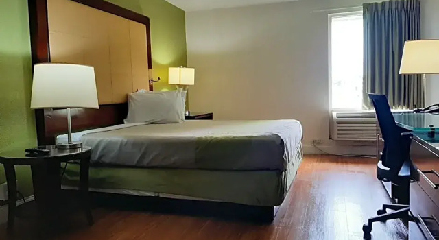 Люкс Econo Lodge Airport near Billy Graham Parkway