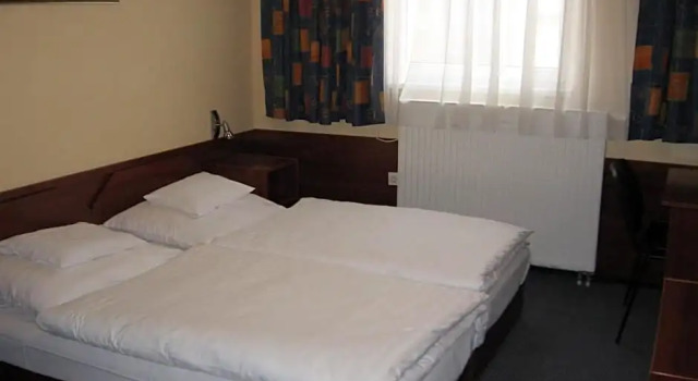 Hotel Thelena, Rezerwuj Hotel Tolna 