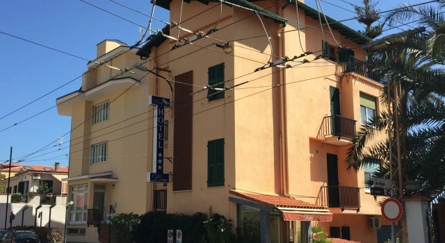 Lora Hotel