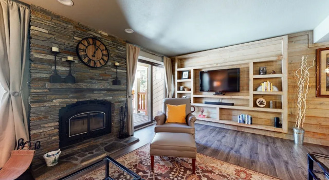 Mammoth Creek 9 Remodeled, Mountain Views with Fireplace, Walk to Park and Shopping by RedAwning, Забронировать Апартаменты/квартира Маммот-Лейкс Маммот, рядом с Поле для гольфа Snowcreek