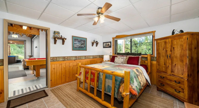 Коттедж с 2 комнатами с балконом Log Cabin w/ Private Hot Tub on Wenatchee River!