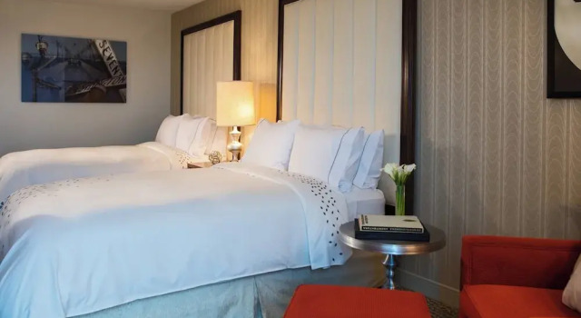 Четырёхместный клубный номер Standard Renaissance Newark Airport Hotel