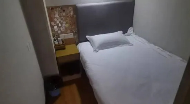 Кровать в общем номере shangpin hotel