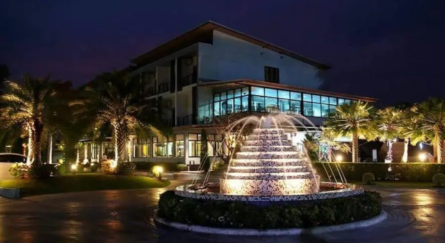 Кровать в общем номере Ray Hotel Buriram