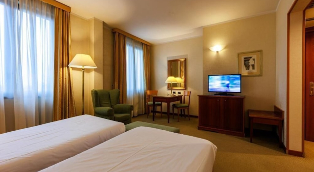 Номер Standard Hotel Excelsior Magenta