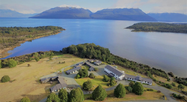 Кровать в общем номере Fiordland National Park Lodge