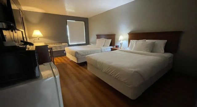Четырёхместный номер Economy Sunnyside Inn and Suites