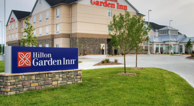 Кровать в общем номере Hilton Garden Inn Ames