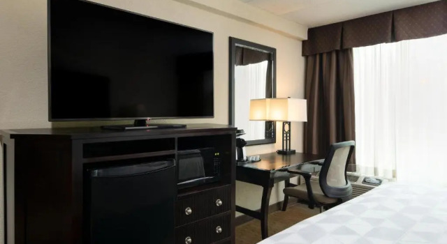 Run of House Holiday Inn and Suites Charleston West by IHG