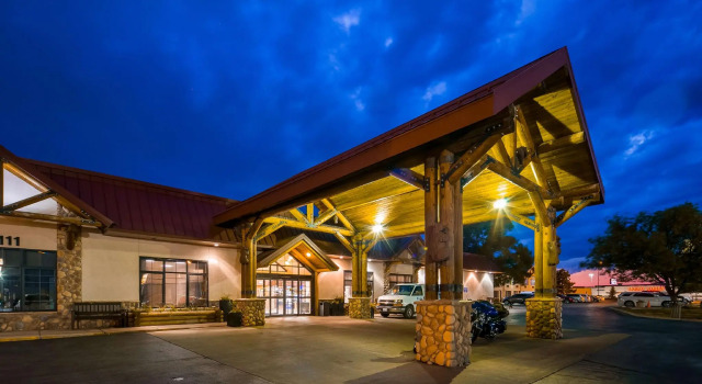 Кровать в общем номере Best Western Ramkota Hotel